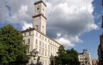 Експерти всеукраїнського руху «Під контролем», здійснили аналіз укладених у 2016 році договорів розпорядниками бюджетних коштів Львівської міської ради на “дотендерні” суми.