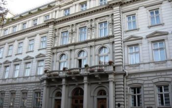 ТОП-10 «любителів» звітувати про укладені договори на Львівщині