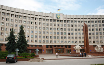 Виконком Івано-Франківської міськради відхилив найдешевшого учасника через невідповідність довідок, які були необов’язковими