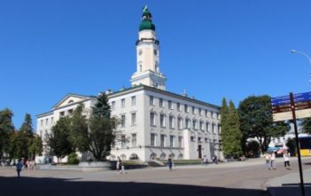 У Дрогобичі ФОПи з однаковими помилками в документах розігрують торги відділу освіти міської ради
