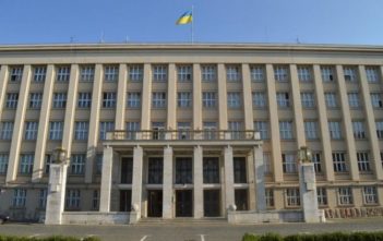 Управління молоді та спорту Закарпатської ОДА в один день уклало три угоди на майже 400 тисяч гривень з новоствореним ФОПом