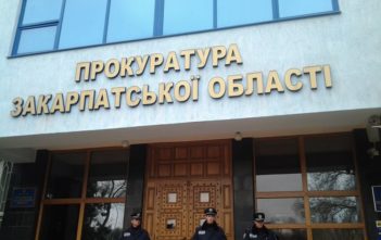 “Грудневі жнива” на Закарпатті: прокуратура перевіряє прямі угоди, які замовники укладали наприкінці року