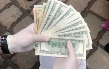 У центрі Львова правоохоронці затримали начальника управління фінансового контролю ЛМР
