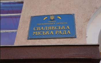 Свалявські чиновники поділили вулицю на дві частини, щоб уникнути тендеру