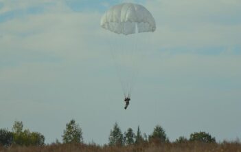 АМКУ покарав штрафом підприємців, які «розпиляли» півмільйонний тендер на парашути